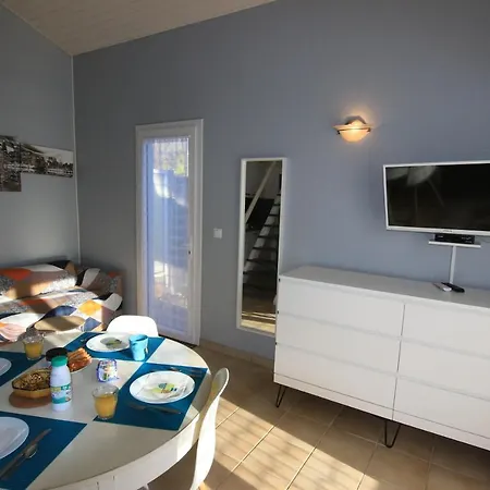 Apartment Oceanides 500m De La N 8 *